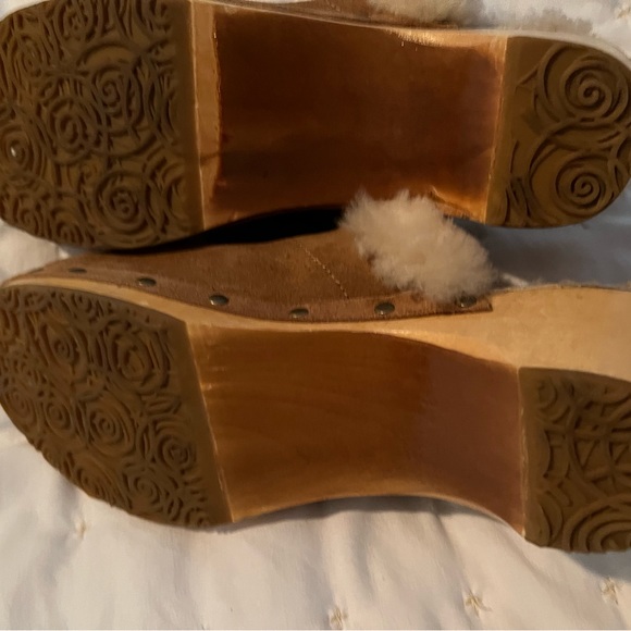 Ugg size 10 tan suede clogs like new - Picture 4 of 4
